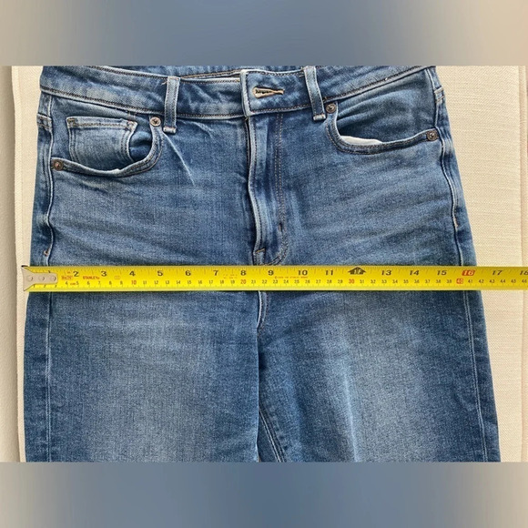 AMERICAN Eagle Short Stretch  Mom Jean Medium Blue with raw Hem Size 0 - Picture 7 of 14